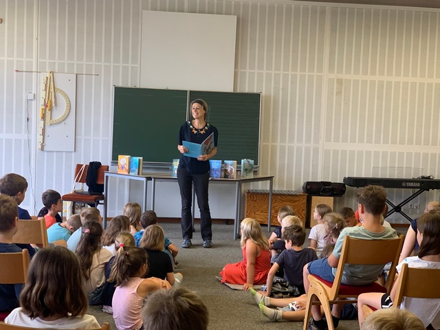 Autorenlesung Antonia Michaelis vor der Schulklasse